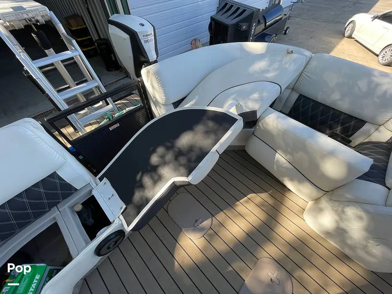 Slide: The Image of Stern Passenger Seating With Storage - 15122350