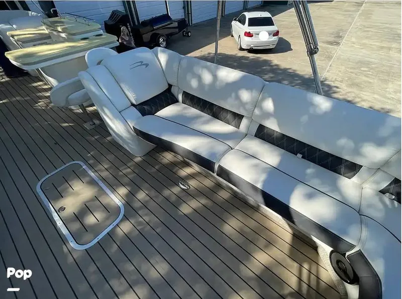 Slide: The Image of Bow Passenger Seating With Storage - 15122734