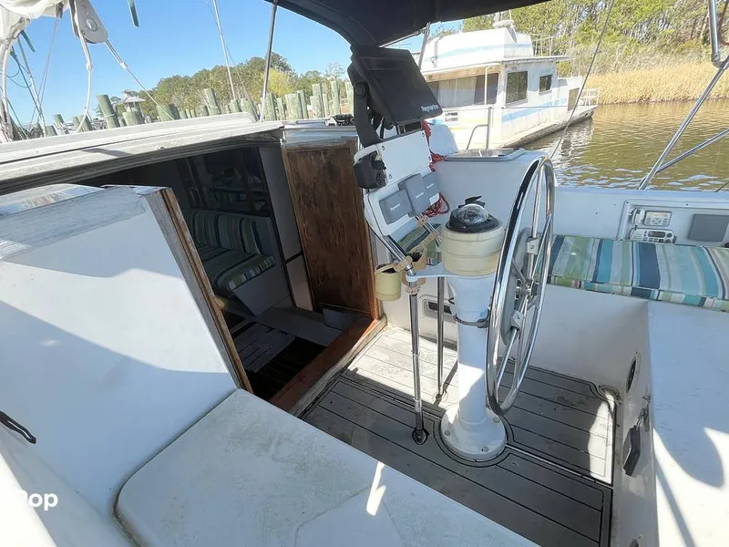 Slide: The Image of Cover - Helm - 15263281