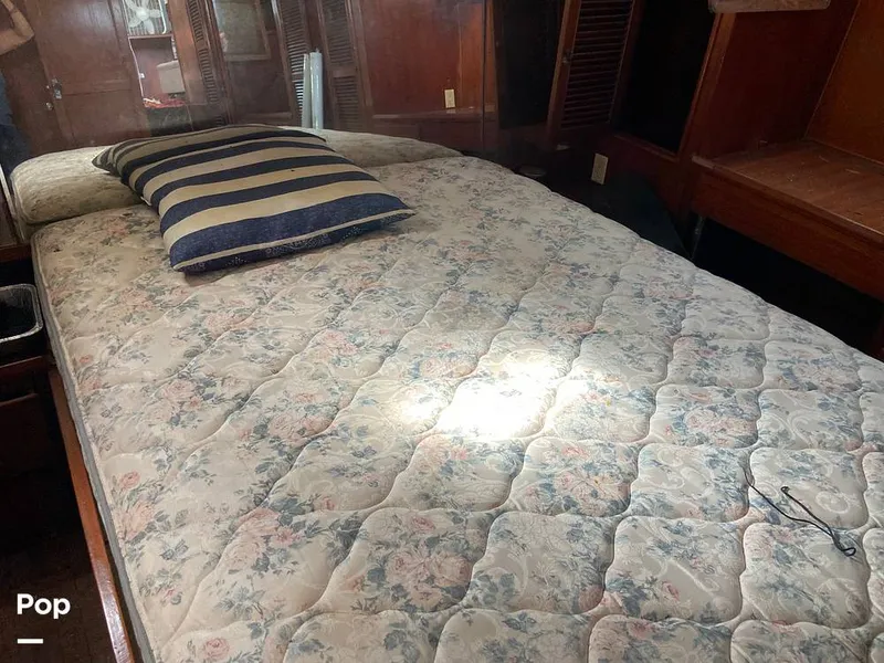 Slide: The Image of Master Queen Walk Around Bed - 15268516