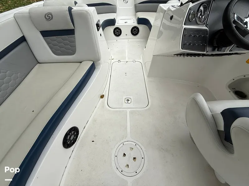 Slide: The Image of Hurricane SunDeck Sport 192RL OB 2022 - 15262715