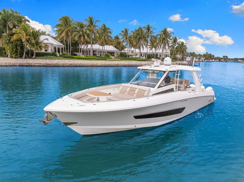 Slide: The Image of Boston Whaler 420 OUTRAGE 2020 - 11