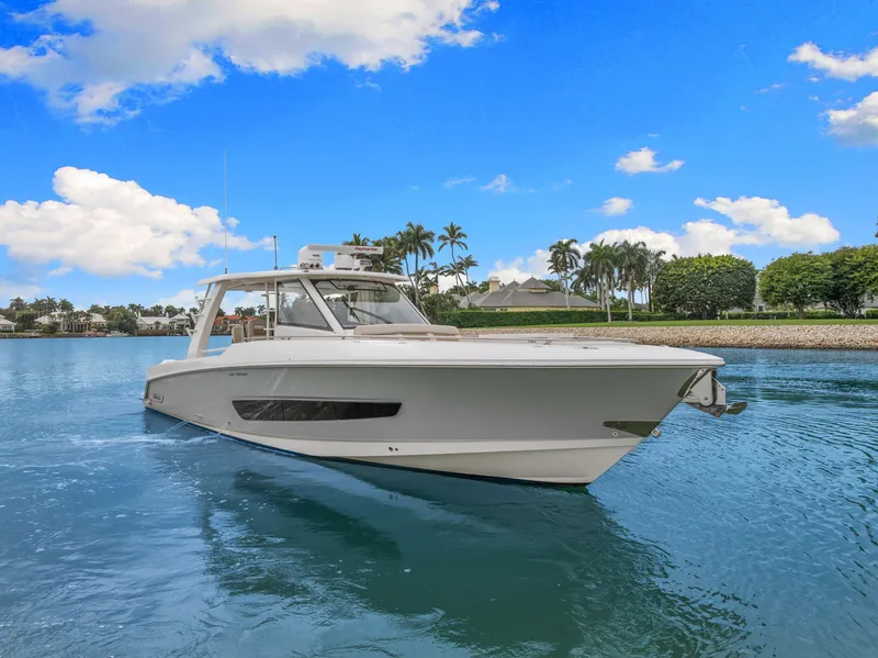 Slide: The Image of Boston Whaler 420 OUTRAGE 2020 - 13