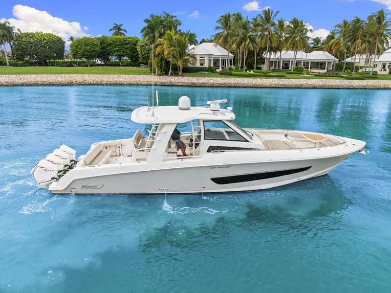 Slide: The Image of Boston Whaler 420 OUTRAGE 2020 - 18