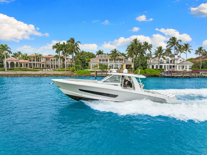 Slide: The Image of Boston Whaler 420 OUTRAGE 2020 - 21