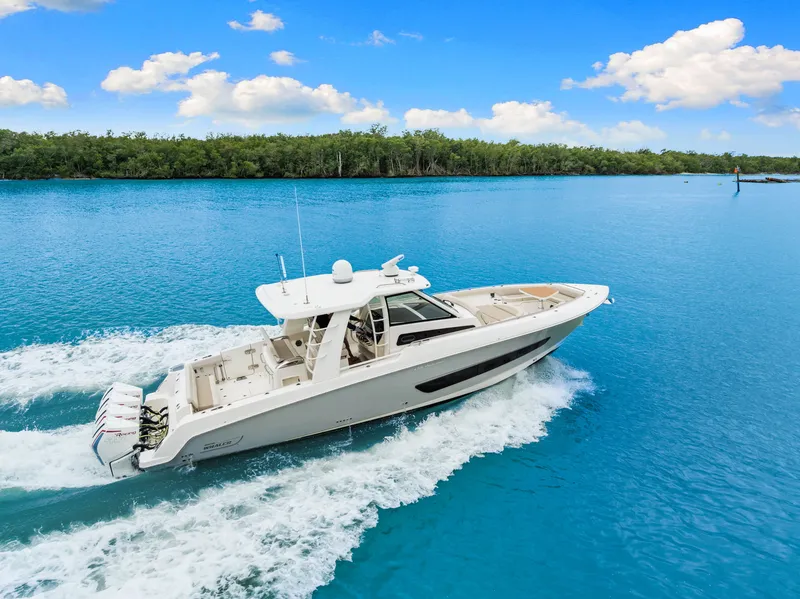 Slide: The Image of Boston Whaler 420 OUTRAGE 2020 - 22