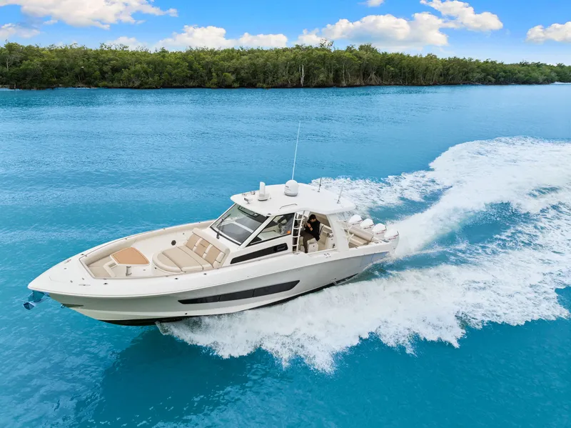 Slide: The Image of Boston Whaler 420 OUTRAGE 2020 - 23