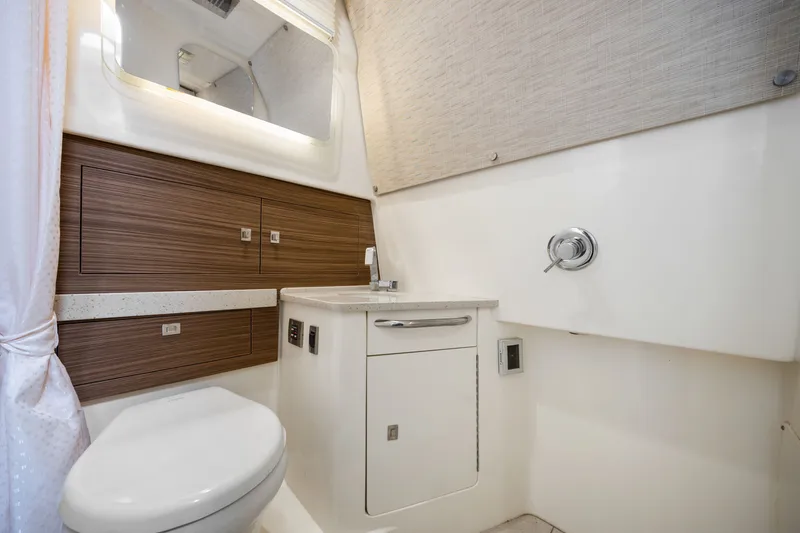 Slide: The Image of Boston Whaler 420 OUTRAGE 2020 - 24