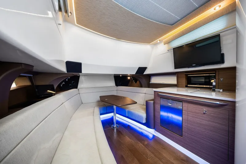 Slide: The Image of Boston Whaler 420 OUTRAGE 2020 - 25