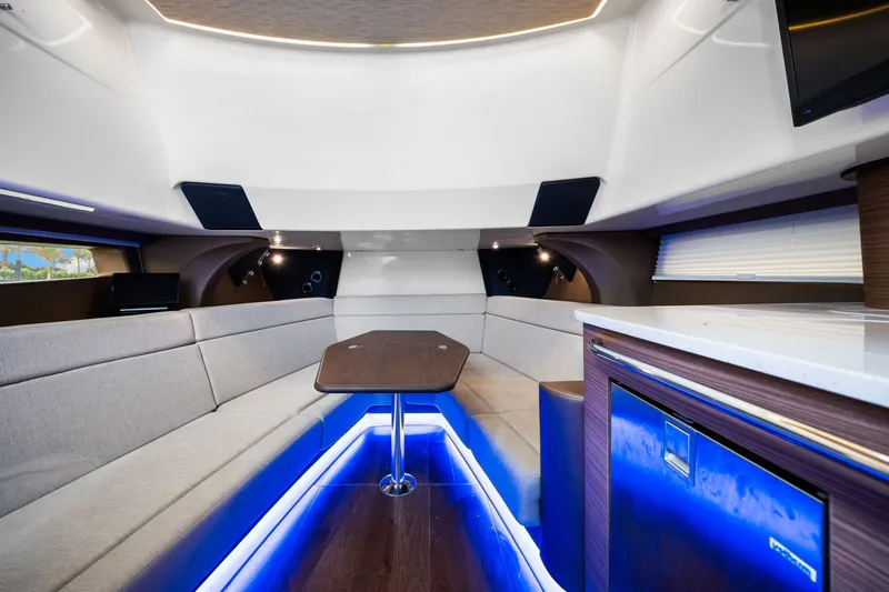 Slide: The Image of Boston Whaler 420 OUTRAGE 2020 - 26