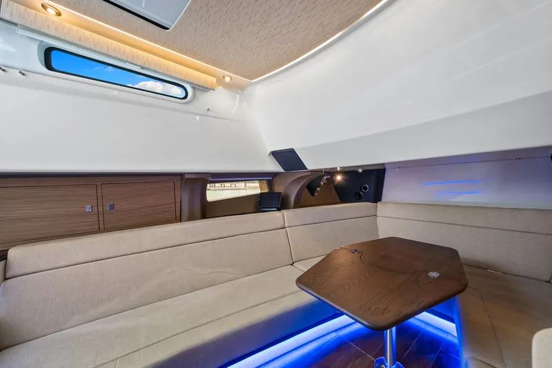 Slide: The Image of Boston Whaler 420 OUTRAGE 2020 - 27