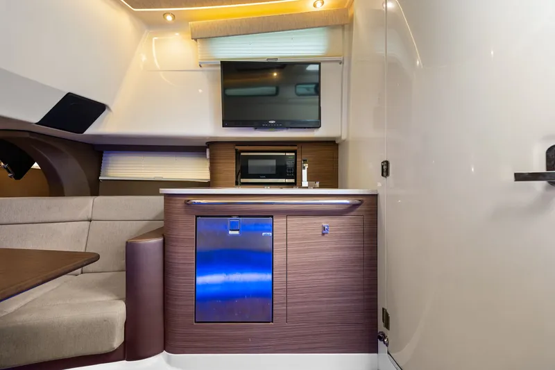 Slide: The Image of Boston Whaler 420 OUTRAGE 2020 - 28