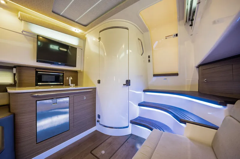 Slide: The Image of Boston Whaler 420 OUTRAGE 2020 - 29