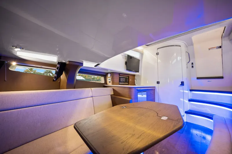 Slide: The Image of Boston Whaler 420 OUTRAGE 2020 - 31