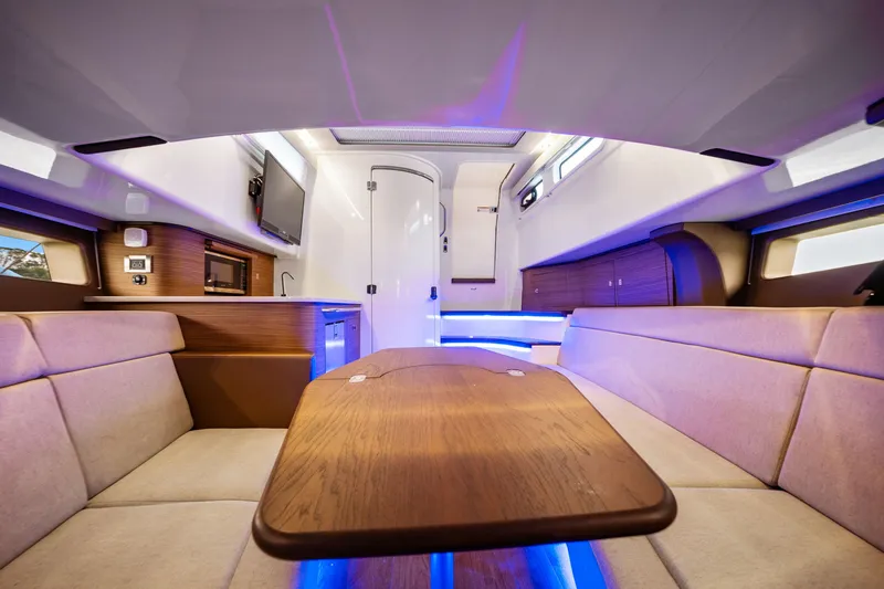 Slide: The Image of Boston Whaler 420 OUTRAGE 2020 - 32