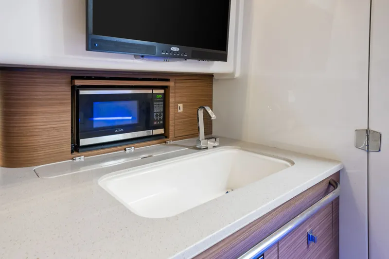 Slide: The Image of Boston Whaler 420 OUTRAGE 2020 - 33