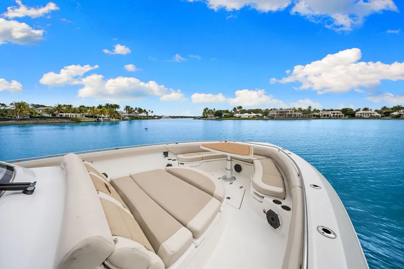 Slide: The Image of Boston Whaler 420 OUTRAGE 2020 - 35