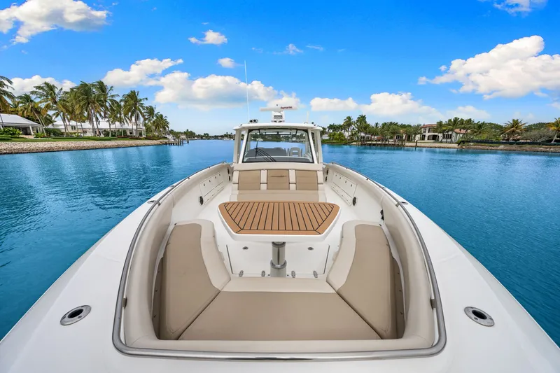 Slide: The Image of Boston Whaler 420 OUTRAGE 2020 - 37