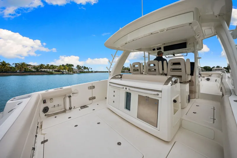 Slide: The Image of Boston Whaler 420 OUTRAGE 2020 - 40