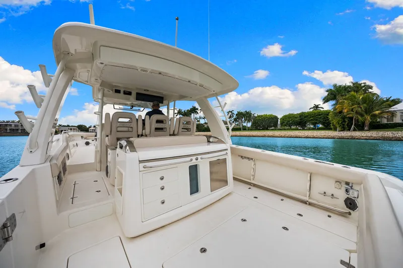 Slide: The Image of Boston Whaler 420 OUTRAGE 2020 - 41
