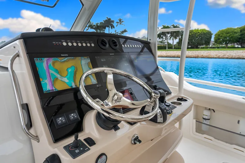 Slide: The Image of Boston Whaler 420 OUTRAGE 2020 - 47