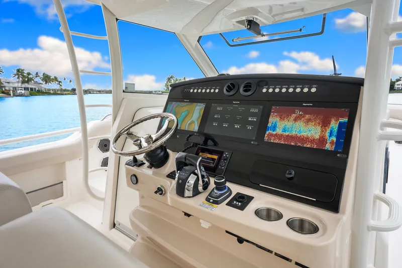 Slide: The Image of Boston Whaler 420 OUTRAGE 2020 - 48