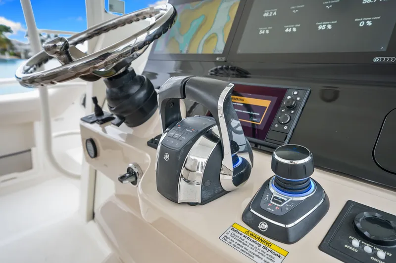 Slide: The Image of Boston Whaler 420 OUTRAGE 2020 - 49