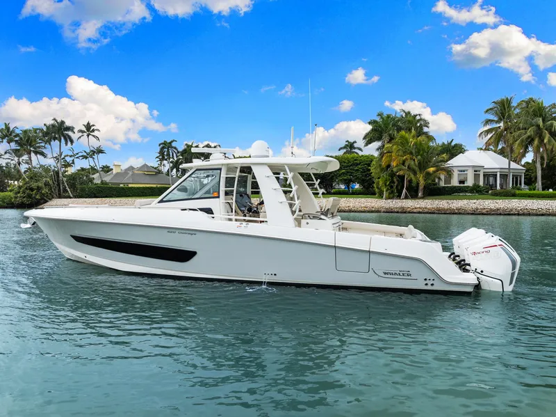 Slide: The Image of Boston Whaler 420 OUTRAGE 2020 - 5