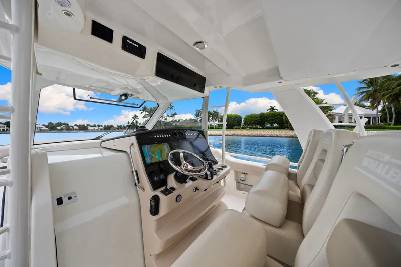 Slide: The Image of Boston Whaler 420 OUTRAGE 2020 - 51