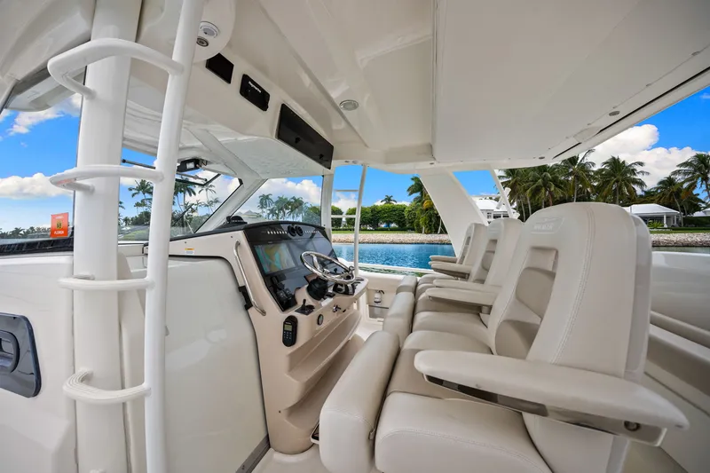 Slide: The Image of Boston Whaler 420 OUTRAGE 2020 - 52