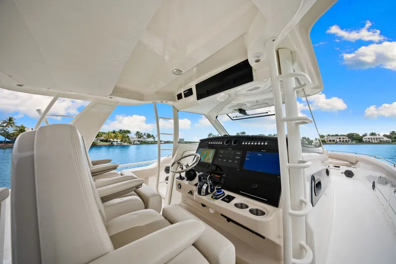 Slide: The Image of Boston Whaler 420 OUTRAGE 2020 - 53