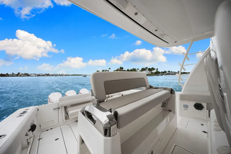 Slide: The Image of Boston Whaler 420 OUTRAGE 2020 - 57