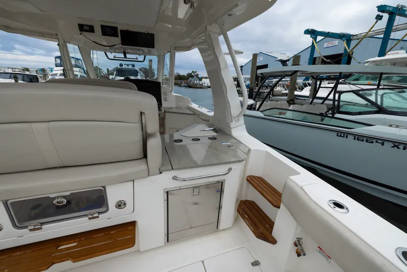 Slide: The Image of Boston Whaler 350 REALM 2023 - 22