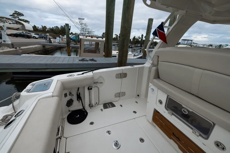 Slide: The Image of Boston Whaler 350 REALM 2023 - 29