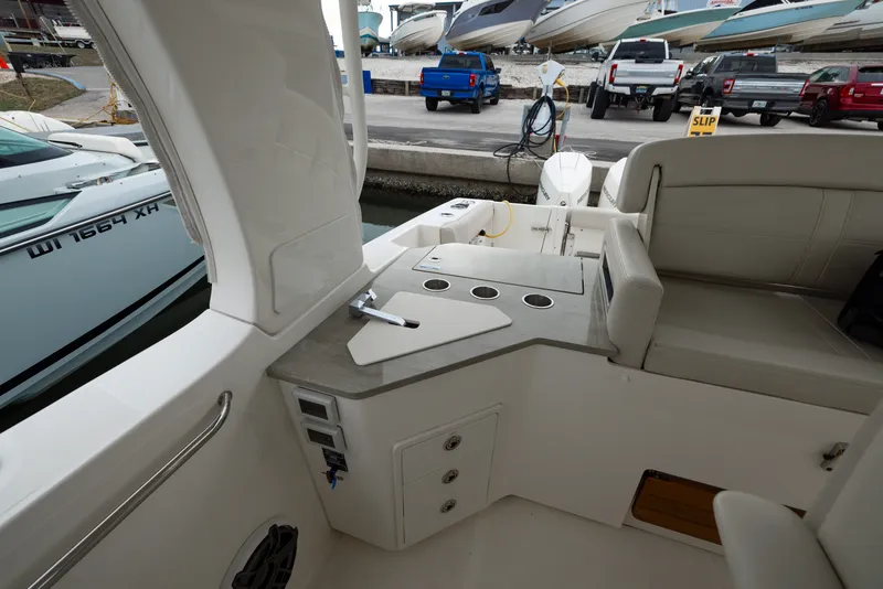 Slide: The Image of Boston Whaler 350 REALM 2023 - 31