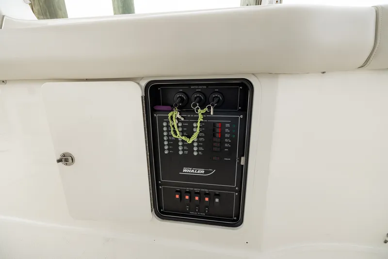 Slide: The Image of Boston Whaler 350 REALM 2023 - 35