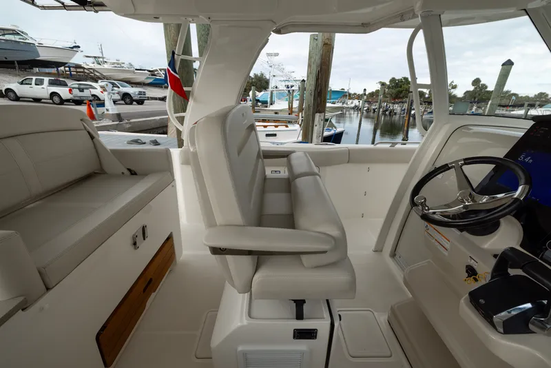 Slide: The Image of Boston Whaler 350 REALM 2023 - 37
