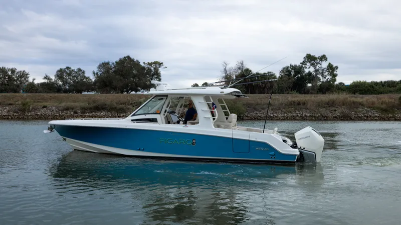 Slide: The Image of Boston Whaler 350 REALM 2023 - 8