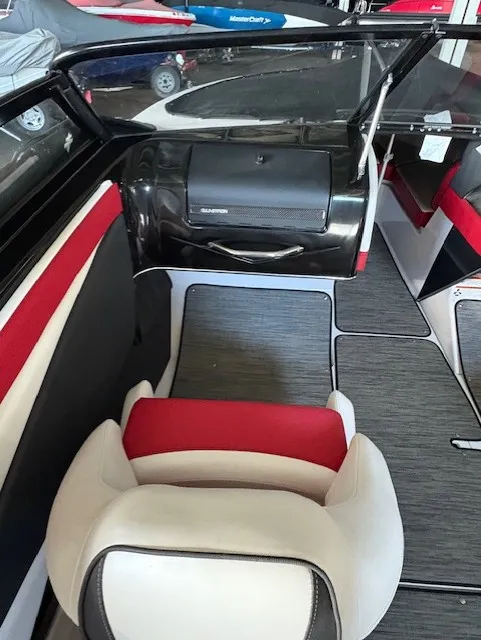 Slide: The Image of Glastron 225 GTS 2019 - 4