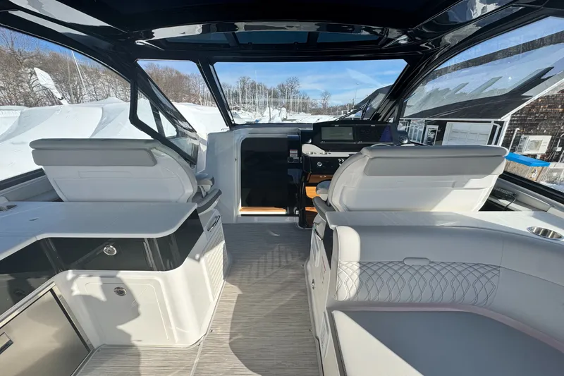 Slide: The Image of Sea Ray Sundancer 370 Outboard 2026 - 11