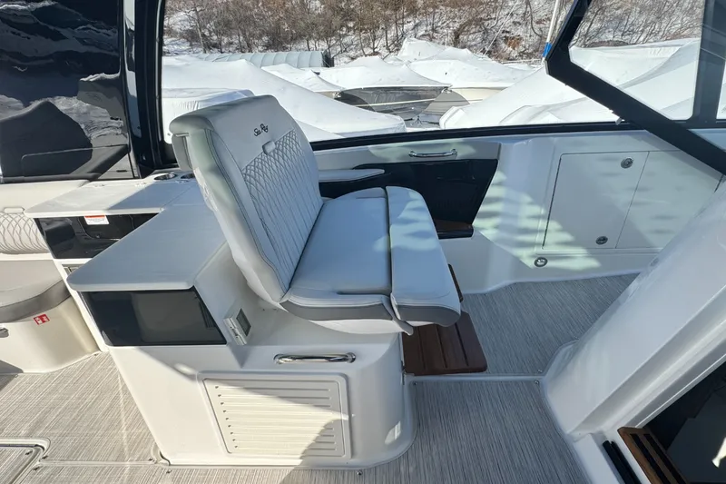 Slide: The Image of Sea Ray Sundancer 370 Outboard 2026 - 19