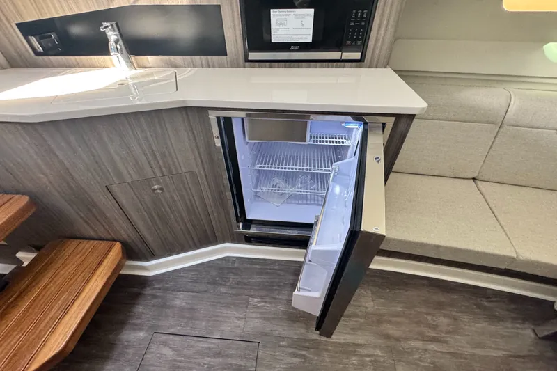 Slide: The Image of Sea Ray Sundancer 370 Outboard 2026 - 23