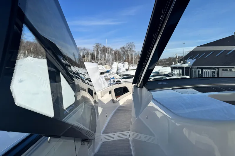 Slide: The Image of Sea Ray Sundancer 370 Outboard 2026 - 31