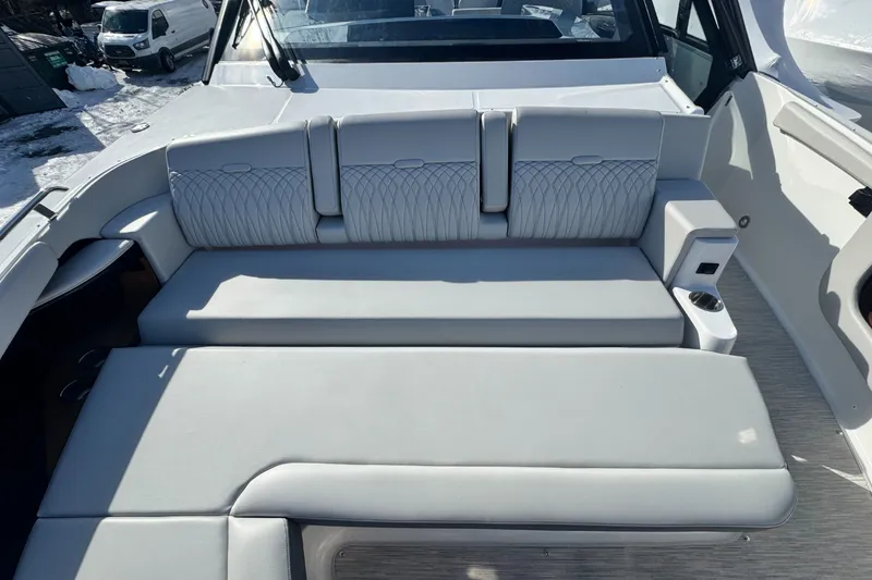 Slide: The Image of Sea Ray Sundancer 370 Outboard 2026 - 34