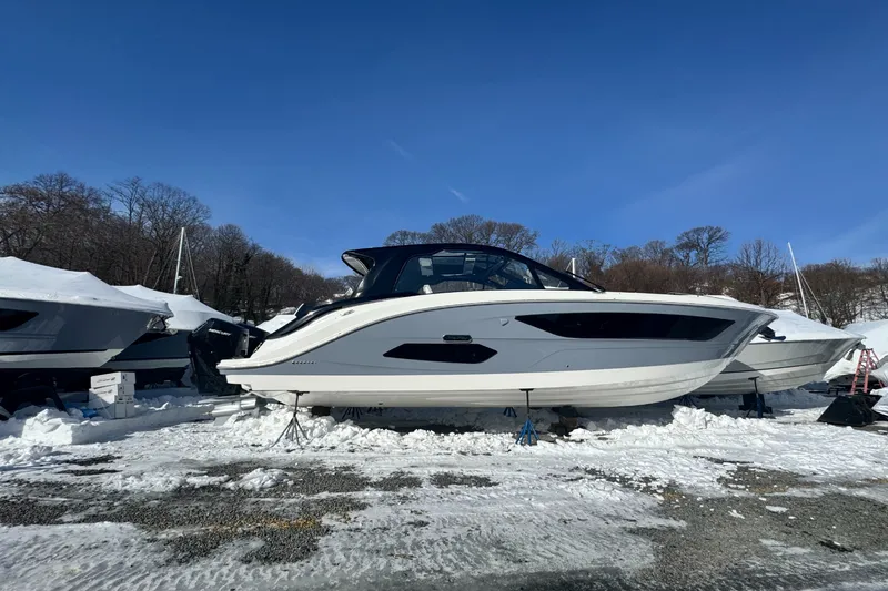 Slide: The Image of Sea Ray Sundancer 370 Outboard 2026 - 37