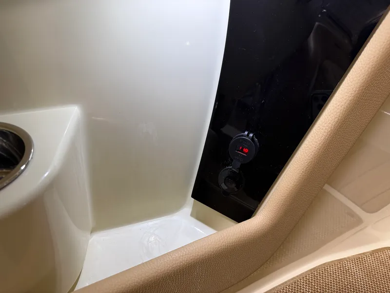 Slide: The Image of Chris-Craft 25GT 2021 - 39