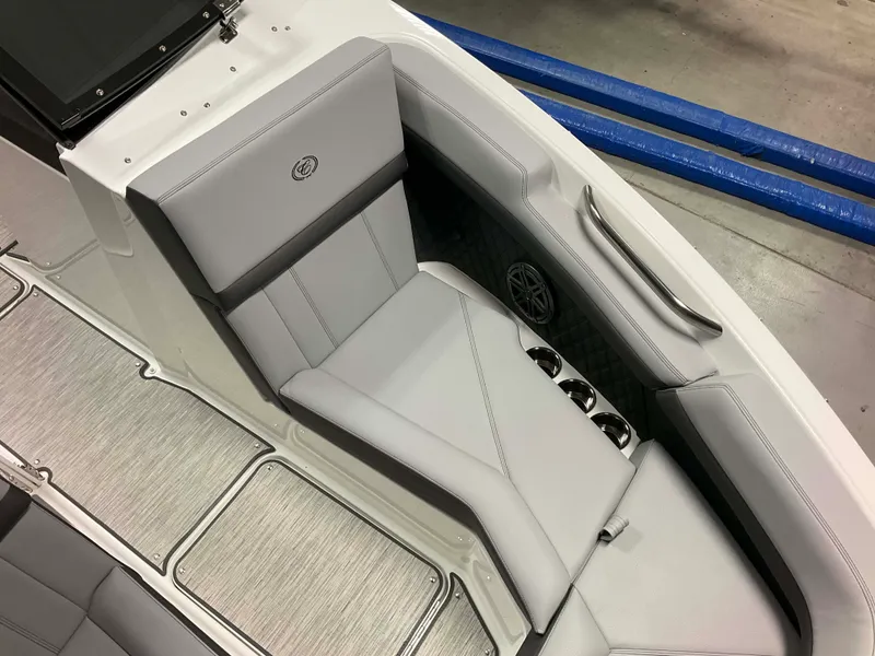 Slide: The Image of Cobalt R4 Outboard 2026 - 12