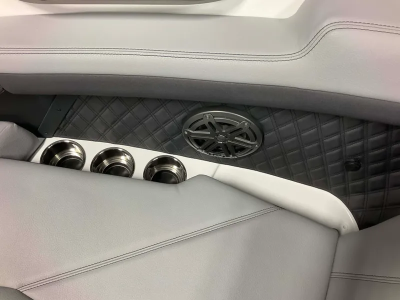 Slide: The Image of Cobalt R4 Outboard 2026 - 19