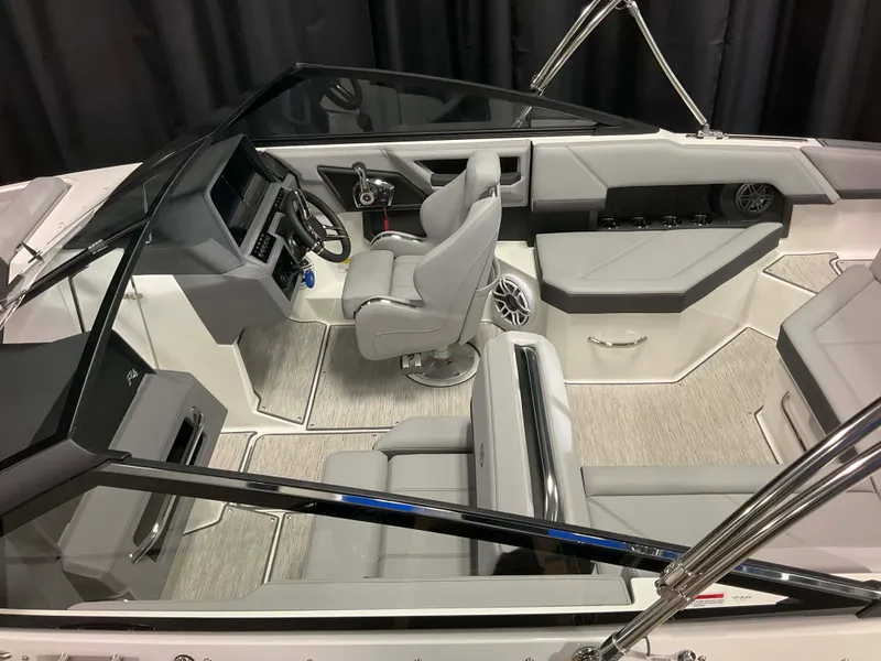 Slide: The Image of Cobalt R4 Outboard 2026 - 7