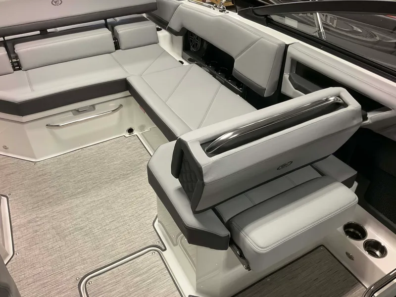 Slide: The Image of Cobalt R4 Outboard 2026 - 32